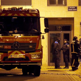 Miembros del cuerpo de bomberos en la calle Benjamín Palencia de Getafe, donde un padre mató a sus hijos y luego  incendió la vivienda. /EFE