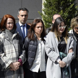 La alcaldesa del Ayuntamiento de Gatafe, Sara Hernández (3i), junto a familiares directos de los niños que fueron ayer asesinados por su padre. /EFE