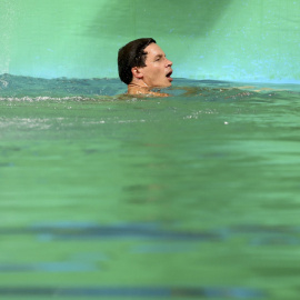 El saltador aleman Patrick Hausding, en la piscina olímpica con las el agua teñida de verde. REUTERS/Marcos Brindicci