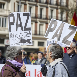 Varias personas marchan en una movilización por la Paz en Ucrania desde Plaza de Callao hasta el Ministerio de Asuntos Exteriores, a 25 de febrero de 2023, en Madrid (España).