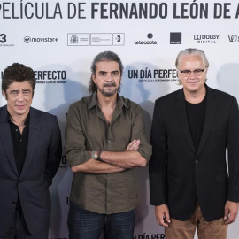 Los actores Benicio del Toro (i) y Tim Robbins (d), junto al cineasta Fernando León (c) en el photocall de la película "Un día perfecto" en Madrid. /EFE