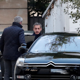 El expresidente francés, Nicolás Sarkozy, entra en su coche para acudir a declarar en la sede de la Policía Judicial de Nanterre. /REUTERS