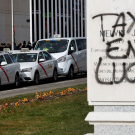 Decenas de taxis estacionados a las puertas del recinto ferial de IFEMA, donde se celebra la feria de turismo, FITUR, durante el cuarto día de huelga del sector. / EFE - Chema Moya