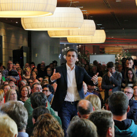 El secretario general del PSOE, Pedro Sánchez, interviene en Oviedo en un acto sobre pensiones, junto con el líder de los socialistas asturianos, Adrián Barbón. EFE/ Alberto Morante