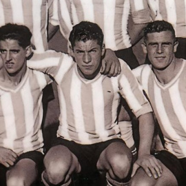 Bebel, entre los futbolistas Cela y Diz, durante un partido del Deportivo en 1933.