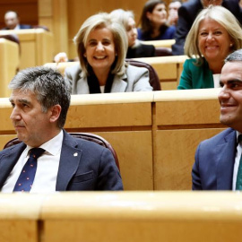 El portavoz del Grupo Popular en el Senado, Ignacio Cosidó (i), al inicio de la sesión plenaria, sin la presencia de Pedro Sánchez, que fue convocada para que el presidente del Gobierno, explique a instancias del PP su reunión de diciembre 