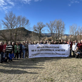 Una cinquantena de persones s'han concentrat a la Pobla de Segur per dir "no a la privatització"dels rius