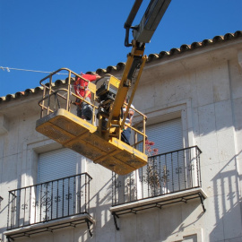 Imagen de varios trabajadores de la construcción subidos a una grúa. Es una de las profesiones que más muertes laborales causa/EUROPA PRESS