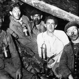 Trabajadores de una mina en Orallo (Laciana) en 1942. / ARCHIVO CLUB XEITU