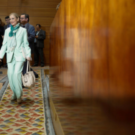 La presidenta de la Comunidad de Madrid, Cristina Cifuentes, a su llegada al pleno de la Asamblea de Madrid celebrado en medio de la polémica por las calificaciones del máster universitario de la presidenta regional. EFE/Emilio Naranjo