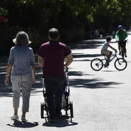 Una pareja con un carrito de bebé en un parque de Madrid, en una imagen de archivo. / EUROPA PRESS - OSCAR CAÑAS