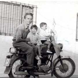 Antonio con sus sobrinos, en el patio de su casa en la UVA de Vallecas.