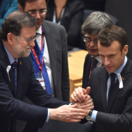 El presidente del Gobierno, Mariano Rajoy, saluda al presidente francés, Emmanuel Macron, al comienzo de la cumbre de los líderes de la UER, en Bruselas. REUTERS/Eric Vidal