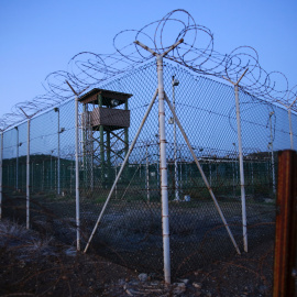 Imagen de la alambrada que rodea una torre de vigilancia  en el Campo Delta de Guántanamo/REUTERS