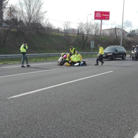 El taxista atropellado fue atendido en el mismo lugar del atropello. (EP)