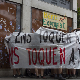 Simpatizantes del movimiento por la ocupación del 'Banc Expropiat' se colocan frente a la puerta del local. EFE/Quique García