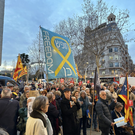 Centenars de persones concentrades davant del consolat britànic a Barcelona per demanar l'alliberament del periodista Julian Assange