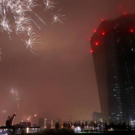 Fuegos artificiales estallan en Nochevieja cerca del rascacielos donde tiene su sede el BCE enFráncfort. REUTERS/Kai Pfaffenbach