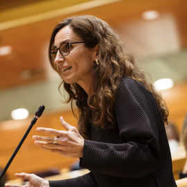 La ministra de Sanidad, Mónica García, interviene durante una sesión plenaria en el Senado, a 20 de febrero de 2024, en Madrid (España).