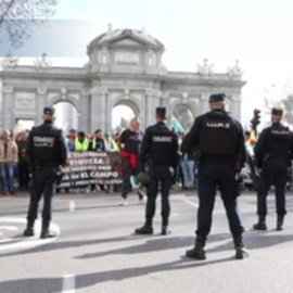 Continúa la protesta de agricultores en la Puerta de Alcalá