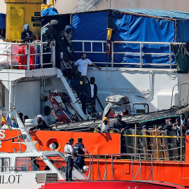 El barco Aquarius, en el que viajaban 106 inmigrantes, a su llegada al puerto de Valencia. EFE