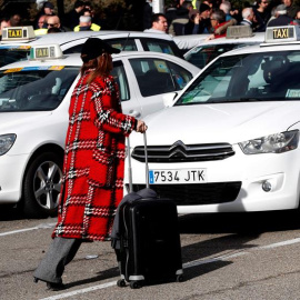 24/01/2019.- Decenas de taxis estacionados a las puertas del recinto ferial de IFEMA, donde se celebra la feria de turismo, FITUR, durante el cuarto día de huelga del sector del que reclama a la administración autonómica que apruebe una leg