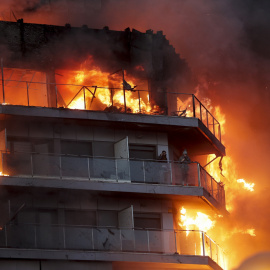 22-2-24 - Los bomberos intentan rescatar a vecinos atrapados por el fuego desde los balcones, en el incendio del edificio del barrio Campanar en València.