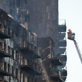 Los bomberos continúan trabajando este viernes tras el fulminante y devastador incendio en un edificio de viviendas de catorce plantas en València, que se ha propagado a otro anexo, y ha causado cuatro muertos y se busca a otras diecinueve 