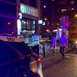 La Policía y el Samur, en Puente de Vallecas esta noche tras la reyerta. EFE