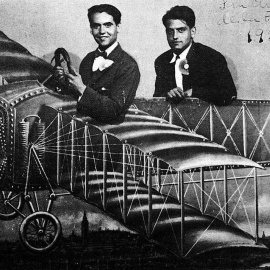 Lorca y Buñuel en la famosa fotografía en la que aparecen montados en un avión de cartón.