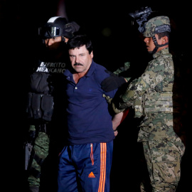 Joaquín el "Chapo" Guzmán, capo jefe del cártel de Sinaloa encarcelado, es llevado por militares a México/REUTERS