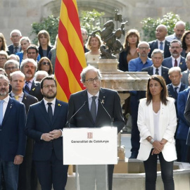 El president Quim Torra i el vicepresident Pere Aragonès llegeixen una declaració institucional en l'aniversari del referèndum de l'1 d'octubre del 2017, al Palau de la Generalitat. EFE / Andreu Dalmau