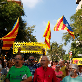 Manifestantes sostienen una pancarta en la que se lee "Libertad para los presos políticos, ya" durante la jornada de protestas del 1-O en Barcelona. REUTERS/Enrique Calvo