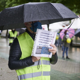 Varias personas partidipan en una manifestación contra el abuso de la temporalidad en el sector público en el Paseo Sarasate, a 9 de mayo de 2021, en Pamplona, Navarra (España).