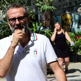 El chef italiano Massimo Bottura, en las calles de Río. TASSO MARCELO / AFP