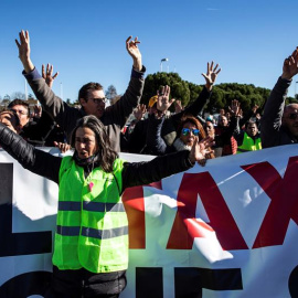 Concentración de taxistas en los alrededores de Ifema durante este viernes cuando se cumple el quinto día de huelga del sector en Madrid, que continúa movilizado para lograr una regulación favorable frente a la competencia de las empresas d