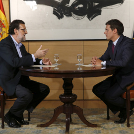 El presidente del Gobierno en funciones, Mariano Rajoy, y el líder de Ciudadanos, Albert Rivera, conversan durante la reunión que han mantenido en el Congreso. EFE/Chema Moya