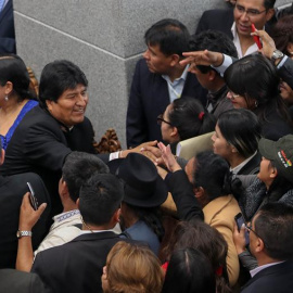 El presidente de Bolivia, Evo Morales (i), saluda a simpatizantes luego de la toma de posesión de su nuevo gabinete, este miércoles en La Paz (Bolivia). El nuevo gabinete de Gobierno en Bolivia tomó posesión este miércoles con un llamado de