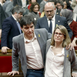 Elsa Artadi (d), de JxCat y Sergi Sabriá, de ERC, abandonan abrazados el hemiciclo tras el pleno en el Parlament de Cataluña. EFE/Andreu Dalmau