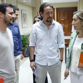 El líder de Izquierda Unida, Alberto Garzón (i) y el de Podemos, Pablo Iglesias, conversan con la presidenta del Congreso, Ana Pastor, a su llegada hoy para la constitución de la Diputación Permanente, el órgano que rige la Cámara en period