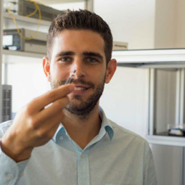 El ingeniero de Telecomunicaciones Carlos Abellán, en el laboratorio de Quside con su chip cuántico Qupic. / SINC