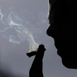 Un joven fumando un cigarrillo de marihuana. REUTERS