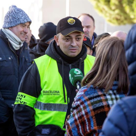 El portavoz de Élite Taxi, Alberto 'Tito' Álvarez, atiende a los medios de comunicación en Ifema, Madrid. - EFE