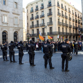 Los Mossos d'esquadra en la Plaza de Sant Jaume de Barcelona - EFE/Quique García