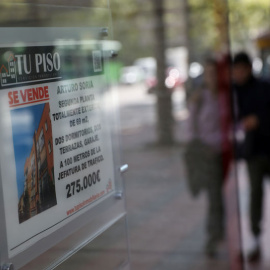 Un cartel de "se vende" en la ventana de una agencia inmobiliaria en Madrid. REUTERS/Susana Vera