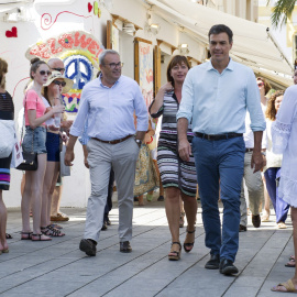 El secretario general del PSOE, Pedro Sánchez, acompañado de la presidenta de las Islas Baleares, Francina Armengol, y el líder de los socialistas ibicencos, Vicent Torres, durante el paseo que ha dado en el puerto de Ibiza antes de atender