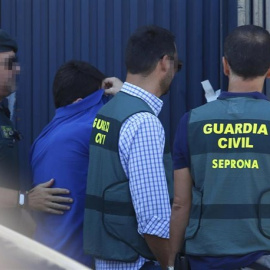 Registro de la Guardia Civil en la nave de Magrudis junto a sus propietarios. Europa Press/María José López