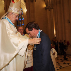 El alcalde de Madrid, José Luis Martínez-Almeida, recibe la medalla de Esclavo de Honor de la Almudena, la patrona de la ciudad de Madrid, el pasado septiembre. AYUNTAMIENTO DE MADRID