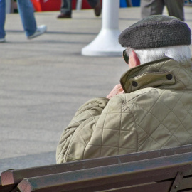 Un pensionista sentado en un banco en Madrid. E.P.