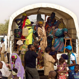 Imagen de un camión repartiendo comida y bebida en el noreste de Nigeria/HÉLÈNE CAUX/ACNUR